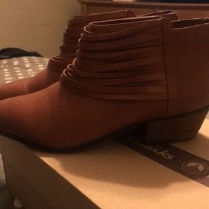 Clark SUPER Cute TAN anklet boots Size 11M.